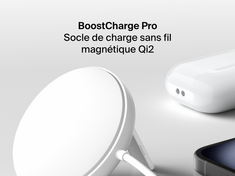 Image de la station de recharge sans fil blanche Belkin BoostCharge Pro avec Qi2 (15 W) à la verticale sur une surface blanche à côté d’un iPhone et d'une paire d’AirPods dans leur boîtier de recharge.
