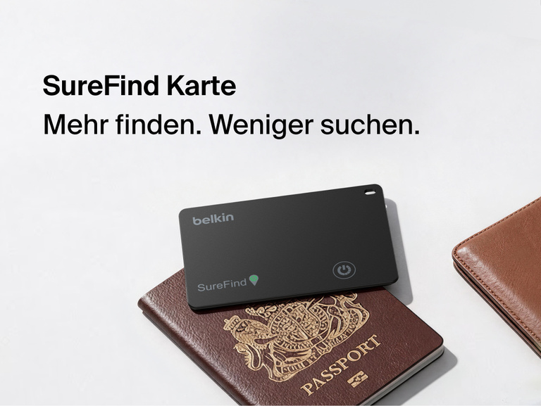 Belkin SureFind Karte mit Bluetooth Tracker liegt auf einem Reisepass neben einem Portemonnaie mit dem Titel &bdquo;Mehr finden. Weniger suchen.&ldquo;