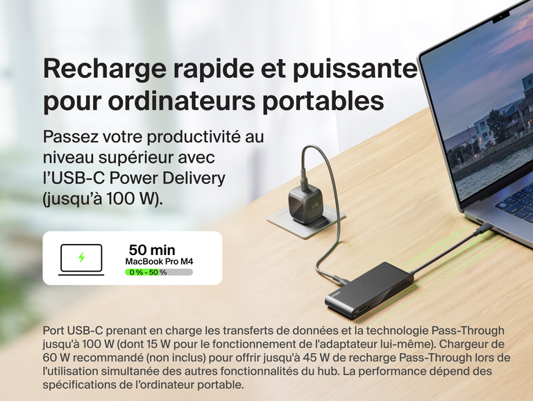 Hub USB-C Belkin Connect &agrave; 8&nbsp;ports dont 1&nbsp;port Ethernet 2,5&nbsp;Gbit/s connect&eacute; &agrave; un ordinateur portable et un chargeur secteur, illustrant ainsi la fonction Power&nbsp;Delivery (jusqu'&agrave; 100&nbsp;W) qui offre une recharge rapide et efficace de l'ordinateur portable.