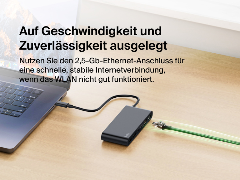 Belkin Connect 8 Port USB C Hub mit 2,5 Gb Ethernet Port, der über ein Ethernetkabel mit einem Laptop verbunden ist, wodurch die schnelle, zuverlässige Internetverbindung über Kabel veranschaulicht wird.