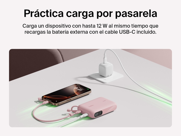 Se muestra la batería externa 10K con pantalla BoostCharge de Belkin cargando por pasarela un smartphone con 12 W al mismo tiempo que se recarga por el cable USB-C incluido.