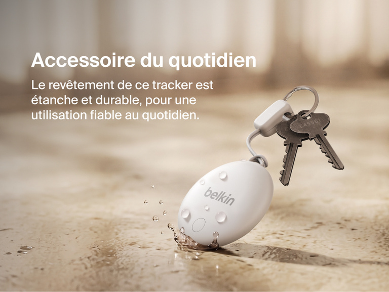 Image du tracker Belkin&nbsp;SureFind&nbsp;Spot accroch&eacute; par son anneau en m&eacute;tal, illustrant son c&ocirc;t&eacute; durable et fiable pour une g&eacute;olocalisation quotidienne.