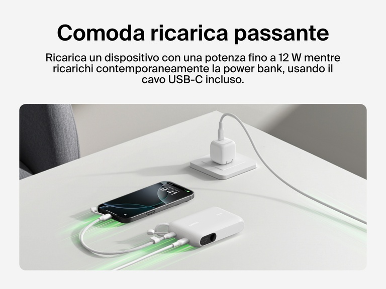 Immagine della power bank 10K con display BoostCharge Belkin che ne dimostra l'alimentazione passante, mentre ricarica uno smartphone fino a 12 W e si ricarica tramite il cavo USB-C.