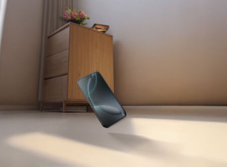 원목 옷장과 꽃을 배경으로 단단한 바닥을 향해 떨어지는 스마트폰. 스마트폰이 떨어질 때 보호하는 기능을 보여줍니다. 원목 옷장과 꽃을 배경으로 단단한 바닥을 향해 떨어지는 스마트폰. 스마트폰이 떨어질 때 보호하는 기능을 보여줍니다.