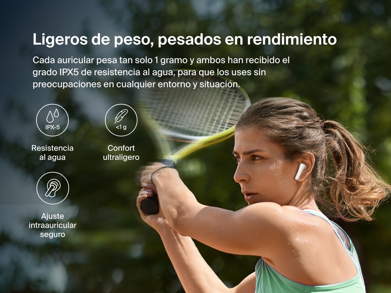 Imagen de una mujer jugando al tenis mientras lleva puestos unos auriculares ANC Belkin SoundForm Rhythm. Se ensalzan su grado IPX5 de resistencia al agua, su ligereza y comodidad de transporte (menos de 1 g de peso) y el ajuste seguro para los usos más activos.