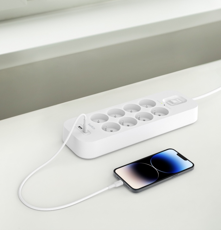 Gardez vos appareils connectés grâce au parafoudre Belkin 8 prises avec ports USB-C et USB-A.