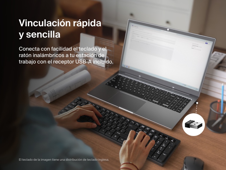 Se aprecia una persona usando el kit de teclado y ratón inalámbricos Belkin Connect en un escritorio junto a un portátil, demostrando la vinculación rápida mediante el receptor USB-A incluido.