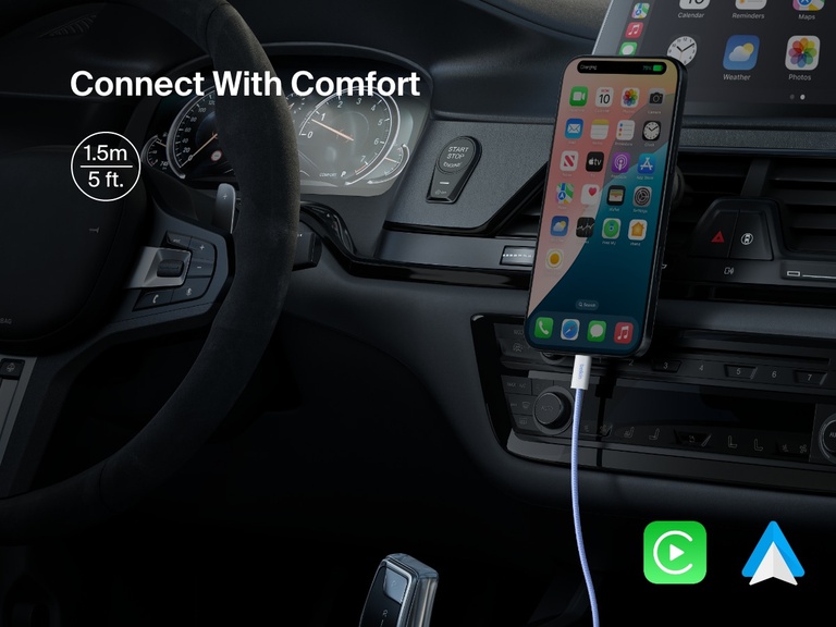 1.5m 길이의 Belkin BoostCharge USB-C to USB-C 케이블 240W를 차 안에서 활용하여 충전하는 동안 장치에 쉽게 접근하고 Apple CarPlay 및 Android Auto에 원활하게 연결하는 모습.