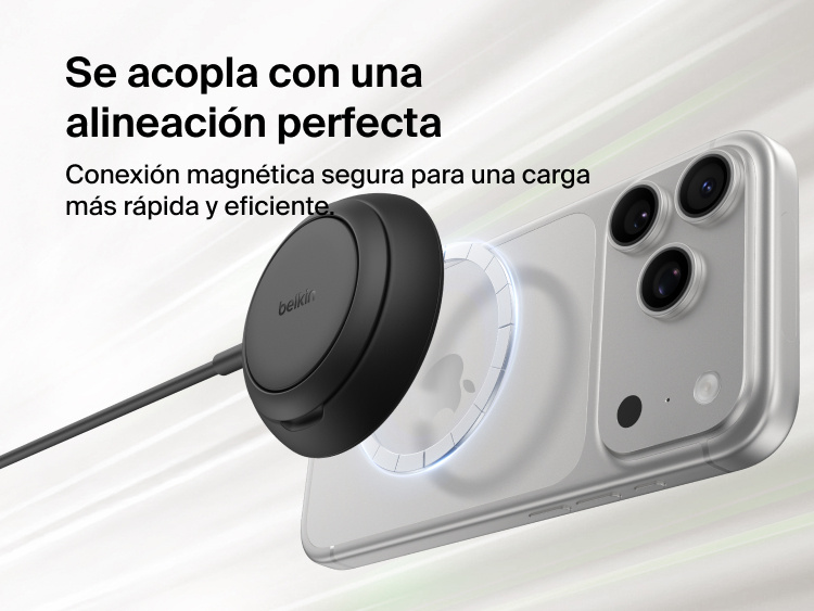 Se muestra como el cargador magn&eacute;tico con Qi2 de 25 W Belkin UltraCharge se acopla con firmeza y seguridad al reverso de un smartphone para proporcionar una carga magn&eacute;tica e inal&aacute;mbrica perfectamente alineada y eficiente.