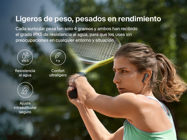 Imagen de una mujer jugando al tenis mientras lleva puestos unos auriculares ANC Belkin SoundForm Rhythm. Se ensalzan su grado IPX5 de resistencia al agua, su ligereza y comodidad de transporte (menos de 1 g de peso) y el ajuste seguro para los usos más activos. 
