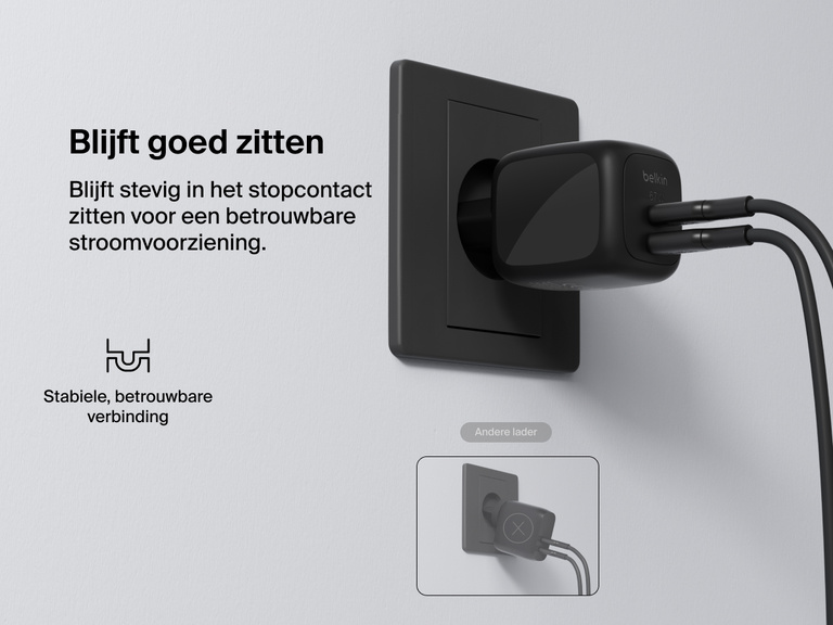 Afbeelding van een Belkin BoostCharge Pro 2-poorts USB-C GaN-wandlader van 67 W die op een stopcontact is aangesloten waarmee de stevige aansluiting wordt benadrukt.