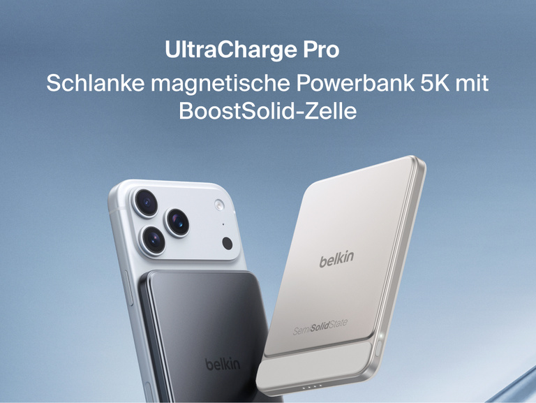 Produktansicht der schlanken magnetischen Belkin UltraCharge Pro Powerbank 5K mit BoostSolid-Zelle, die magnetisch an einem Smartphone befestigt ist. Daneben ist ein Qi2-Logo zu sehen.
