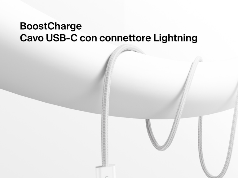 Primo piano di un cavo USB-C con connettore Lightning Belkin BoostCharge, mostrato avvolto su uno sfondo bianco, a farne risaltare la costruzione di alta qualità e la compatibilità con la ricarica rapida dei dispositivi Apple.