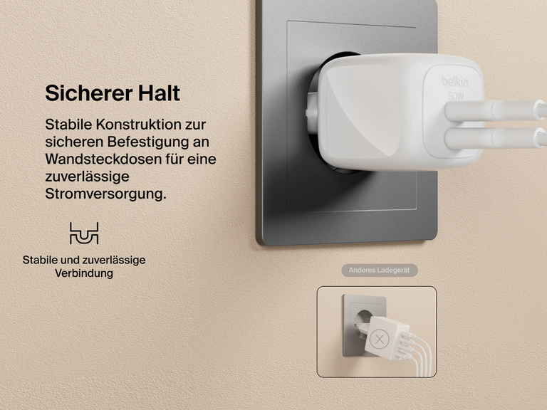 Das Belkin BoostCharge Pro USB-C-GaN-Ladegerät mit zwei Anschlüssen (50 W) wird mit zwei Kabeln und sicher an eine Steckdose angeschlossen gezeigt, wodurch die gute Passform und der sichere Sitz im Vergleich zu anderen Ladegeräten hervorgehoben wird.