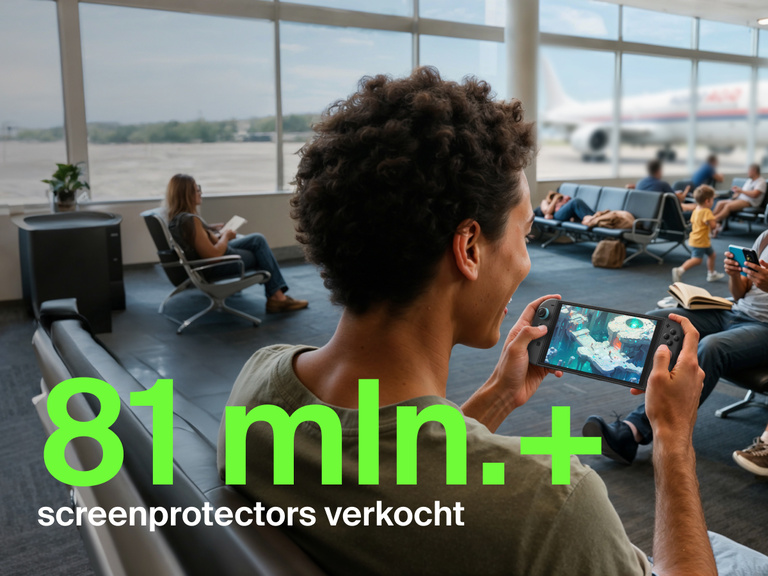Een jongere speelt glimlachend een game op een Nintendo Switch 2 bij de gate op een vliegveld. Op de achtergrond zitten andere reizigers die lezen of hun telefoon gebruiken, en door het raam is een vliegtuig te zien. In grote groene letters op de voorgrond staat "81 mln.+" en daaronder in witte letters "screenprotectors verkocht", om de populariteit van het product aan te geven.