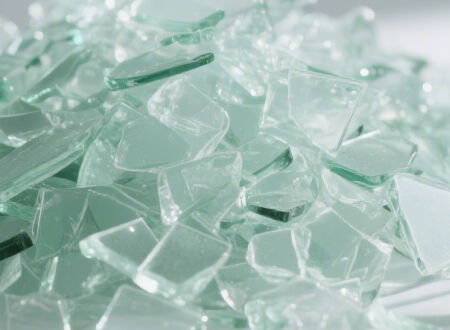 깨진 투명 유리 파편 더미를 클로즈업한 사진. 유리의 날카로운 모서리와 투명성이 더욱 강조되어 있습니다. 깨진 투명 유리 파편 더미를 클로즈업한 사진. 유리의 날카로운 모서리와 투명성이 더욱 강조되어 있습니다.