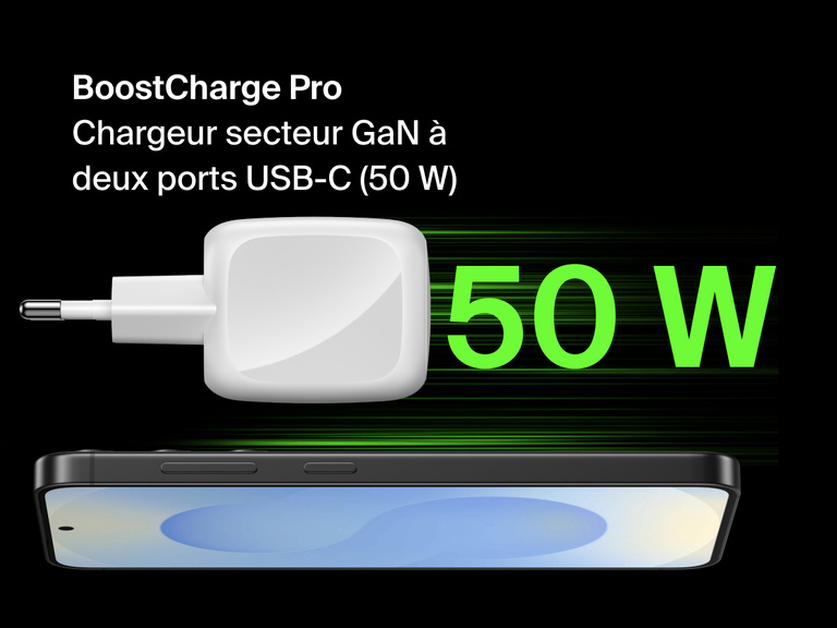 Image du chargeur secteur GaN 
à deux ports USB-C Belkin BoostCharge Pro (50 W) blanc avec son design compact à côté d’un texte vert et gras « 50 W » sur fond noir.