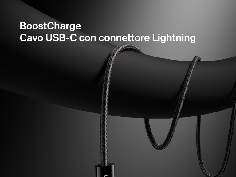 Primo piano di un cavo USB-C con connettore Lightning Belkin BoostCharge, mostrato avvolto su uno sfondo nero, a farne risaltare la costruzione di alta qualità e la compatibilità con la ricarica rapida dei dispositivi Apple.