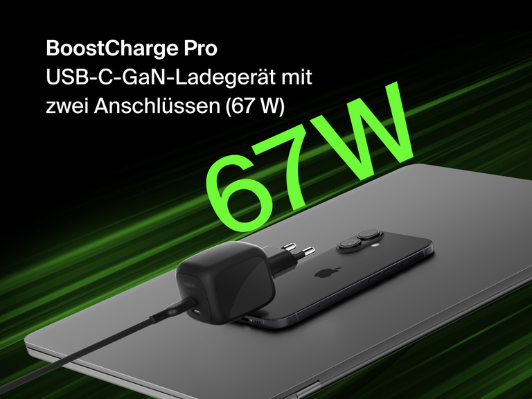 Auf der Abbildung des Belkin BoostCharge Pro USB-C-GaN-Ladegeräts mit zwei Anschlüssen (67 W) beim Laden eines Geräts wird hervorgehoben, dass der Ladevorgang schnell und effizient erfolgt.