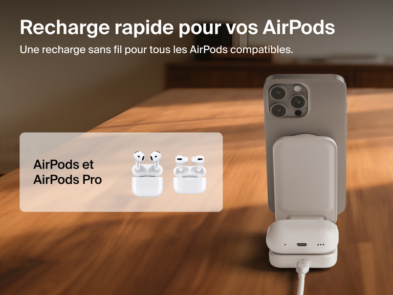 Socle de recharge 2-en-1 aimanté et pliable Belkin UltraCharge avec Qi2 25 W rechargeant rapidement un iPhone et des AirPods sur une surface en bois, compatible avec les AirPods et les AirPods Pro.