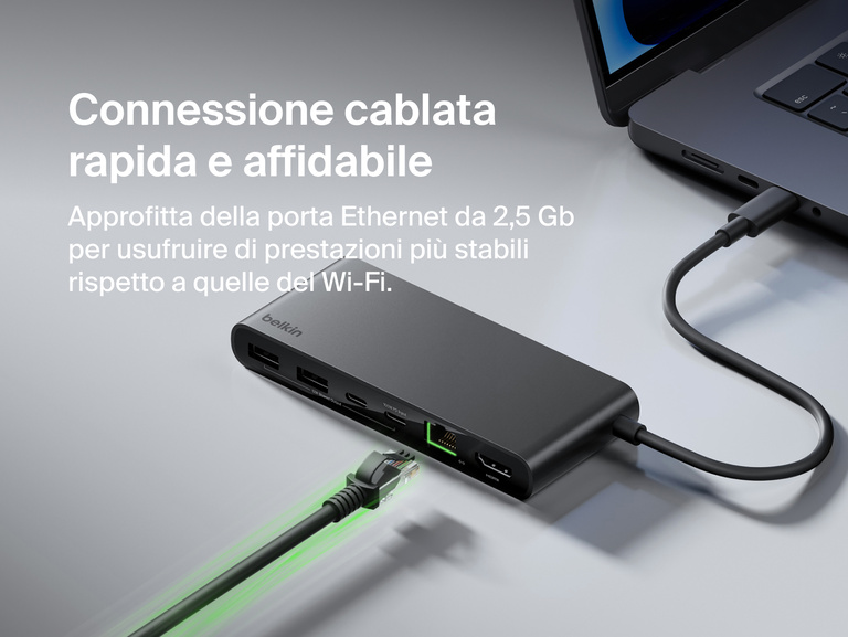 Immagine di un hub con 8 porte USB-C ed Ethernet da 2,5 Gb Connect di Belkin connesso a un laptop tramite un cavo Ethernet, a evidenziare la connessione internet cablata rapida e affidabile.