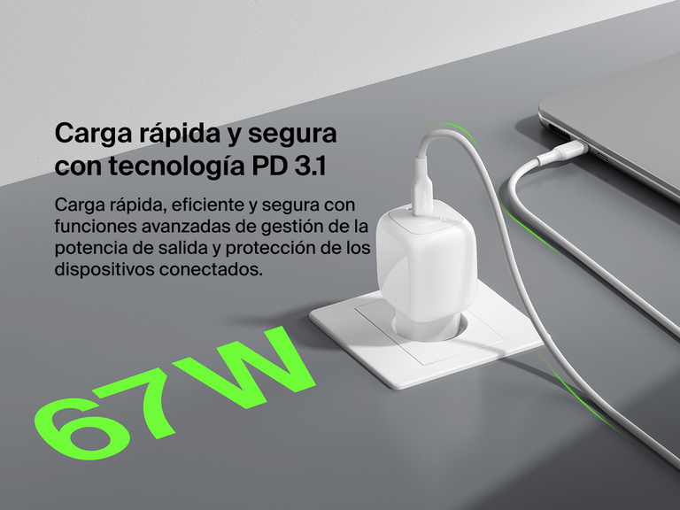 Se muestra el cargador de pared doble USB-C GaN de 67 W Belkin BoostCharge Pro, capaz de suministrar carga PD 3.1 rápida y segura con gestión de energía avanzada para una protección eficiente de los dispositivos.