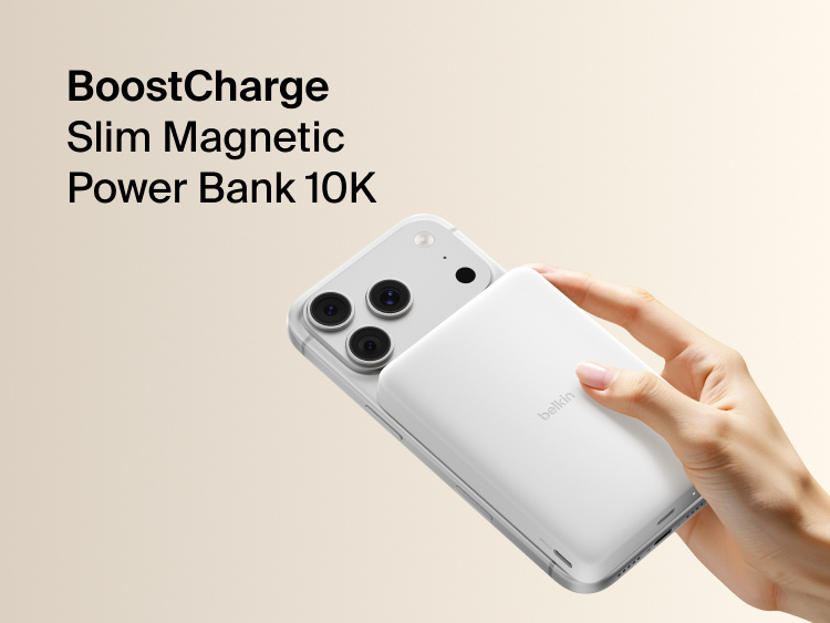Belkin BoostCharge Slim 磁吸式行動電源 10K 透過磁力吸附在 iPhone 上，展現其纖薄隨身式設計，並支援安全的無線充電功能