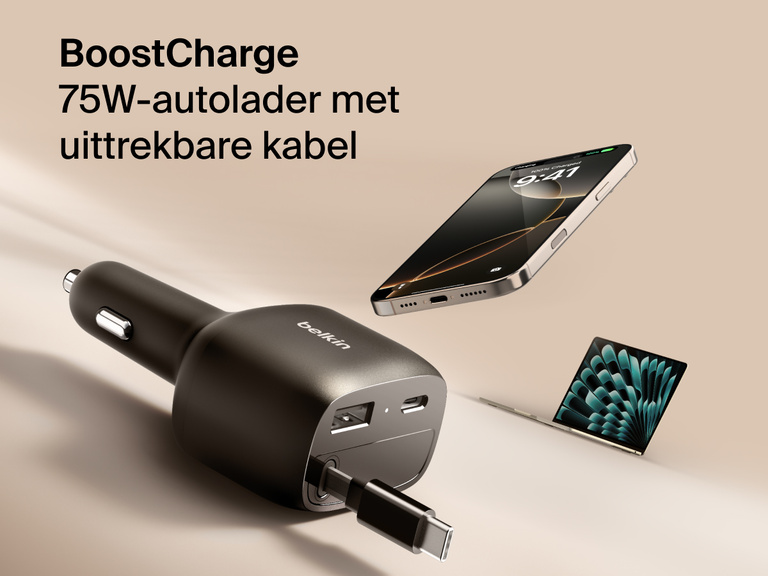 Afbeelding van de Belkin BoostCharge 75W-autolader met uittrekbare kabel die via de USB-C- en USB-A-aansluitingen een iPhone en een iPad oplaadt.
