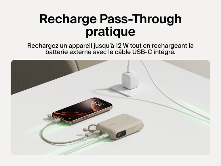 Image d'une batterie externe 10K Belkin BoostCharge avec écran intégré en mode recharge Pass-Through qui consiste à recharger un smartphone jusqu’à 12 W tout en rechargeant la batterie externe avec le câbles USB-C.