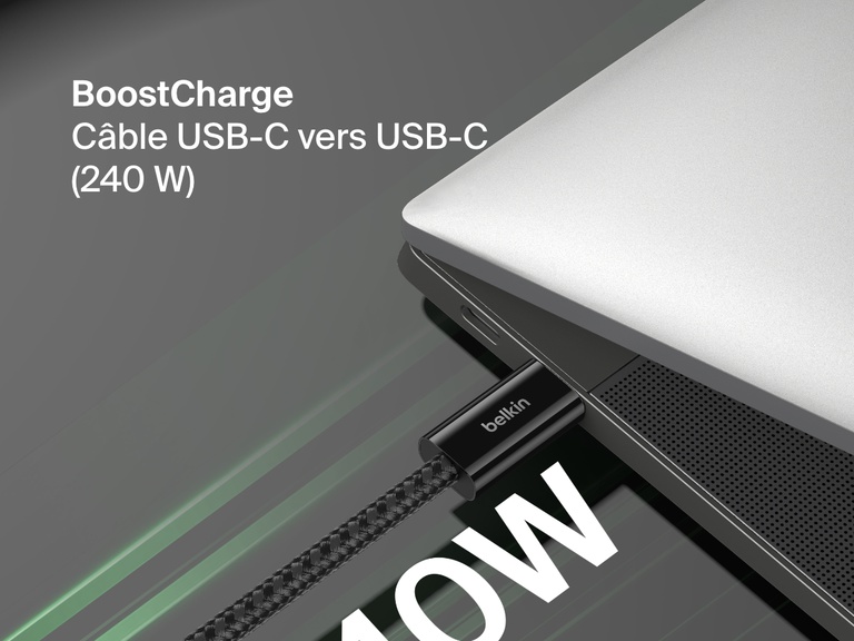 Gros plan d'un câble USB-C vers USB-C Belkin BoostCharge 240 W branché sur un ordinateur portable pour souligner sa gaine tressée et sa capacité de recharge ultrarapide.