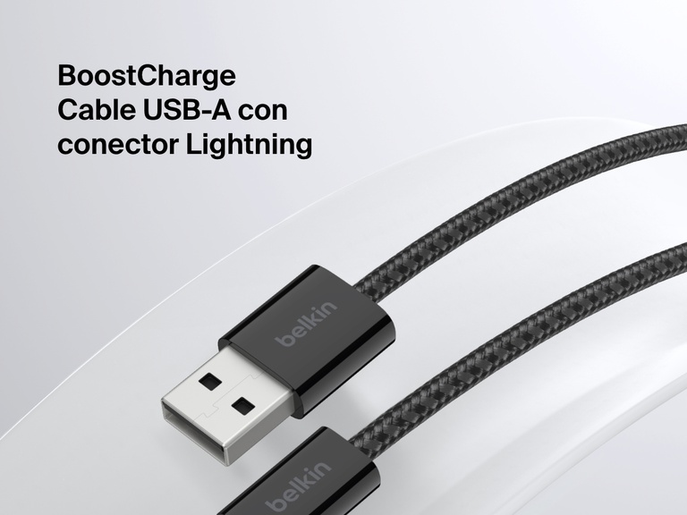 Imagen en primer plano del cable Belkin BoostCharge USB-A con conector Lightning, con un diseño trenzado duradero para ofrecer una carga y una sincronización fiables con los dispositivos Apple compatibles.