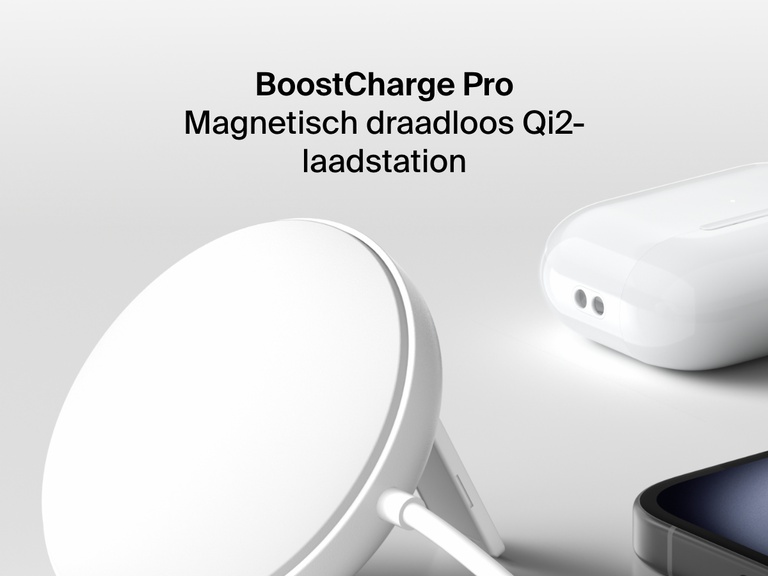 Een wit Belkin BoostCharge magnetisch draadloos laadstation met Qi2 (15 W) wordt staand afgebeeld op een witte ondergrond met ernaast een iPhone en AirPods in een oplaadcase.