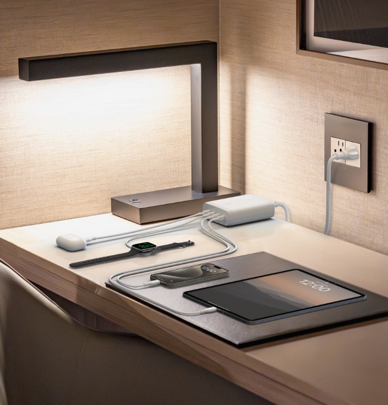 4 個連接埠最多可輸出 200W 強大電力，同時為 4 部 USB-C 裝置充電。