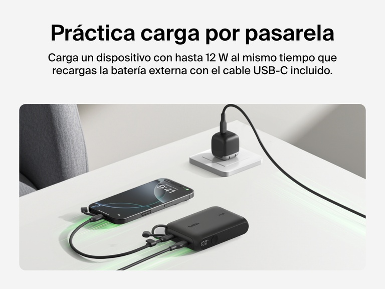 Se muestra la batería externa 10K con pantalla BoostCharge de Belkin cargando por pasarela un smartphone con 12 W al mismo tiempo que se recarga por el cable USB-C incluido.