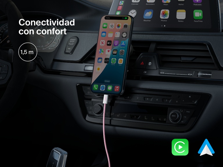 Imagen en la que aparece el cable USB-C a USB-C de 60 W Belkin BoostCharge siendo utilizando en el interior de un coche. Se subraya su longitud de 1,5 metros que permite una carga sencilla en el vehículo y su conectividad con Apple CarPlay y Android Auto.