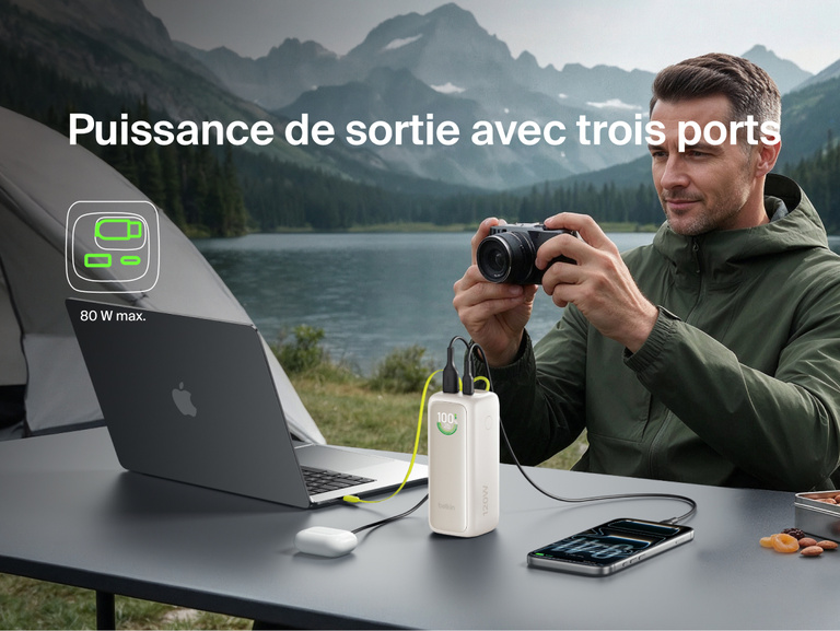 Image d'une batterie externe 22K UltraCharge avec c&acirc;ble r&eacute;tractable rechargeant simultan&eacute;ment un ordinateur portable, un appareil photo et un t&eacute;l&eacute;phone lors d'une sortie camping, avec une puissance de sortie maximale de 80&nbsp;W sur trois&nbsp;ports.