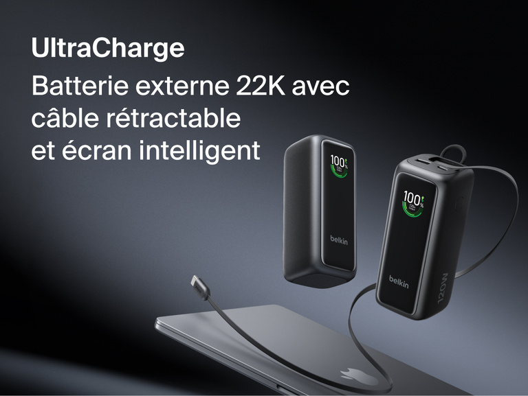 Image d'ne batterie externe 22K UltraCharge avec c&acirc;ble r&eacute;tractable pr&eacute;sent&eacute;e sous deux&nbsp;angles, avec son &eacute;cran affichant une batterie charg&eacute;e &agrave; 100&nbsp;% et son c&acirc;ble USB-C d&eacute;ploy&eacute;.