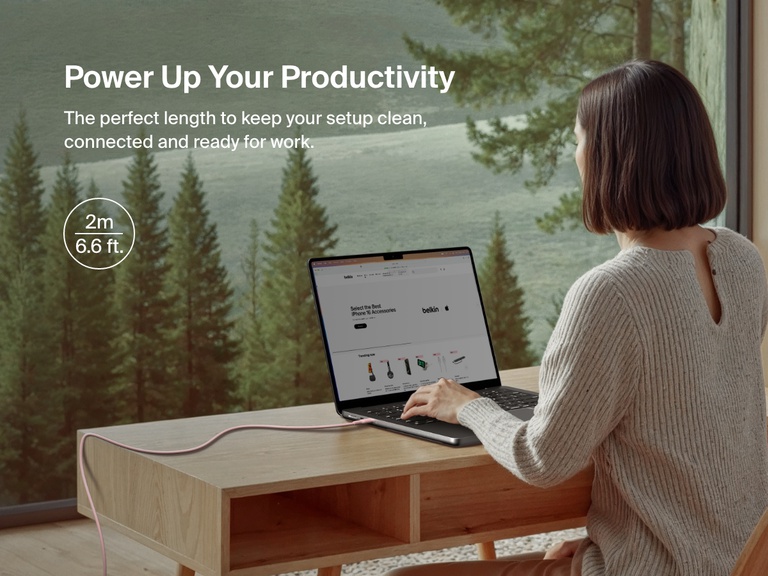 女性がBelkin BoostCharge Pro USB-C to USB-C編組ケーブル60Wに接続したノートパソコンを使用しています。長さ約2メートルのケーブルで、すっきりとした柔軟性の高いホームオフィス環境を整頓したい場合に最適です。
