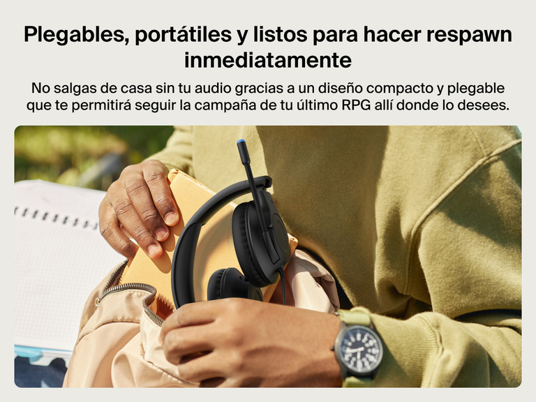 Primer plano de un estudiante metiendo sus auriculares para niños Inspire con micrófono y cable de Belkin Gaming para Nintendo Switch 2 en una mochila. Se destaca su diseño portátil para viajar o jugar a videojuegos sobre la marcha en cualquier sitio.