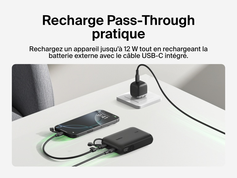 Image d'une batterie externe 10K Belkin BoostCharge avec écran intégré en mode recharge Pass-Through qui consiste à recharger un smartphone jusqu’à 12 W tout en rechargeant la batterie externe avec le câbles USB-C.