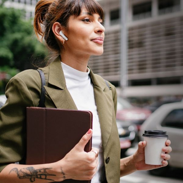 モーション：ハイブリッドワーカー向けのイヤホン