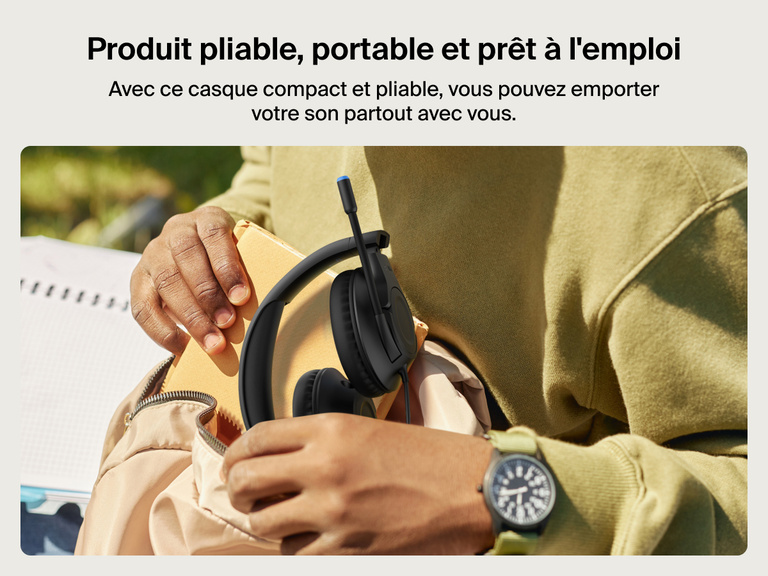 Zoom sur un étudiant en train de ranger le casque audio filaire Belkin Gaming Inspire pour enfants compatible Nintendo Switch 2 dans un sac à dos et qui met en avant le côté portatif et compact du produit.