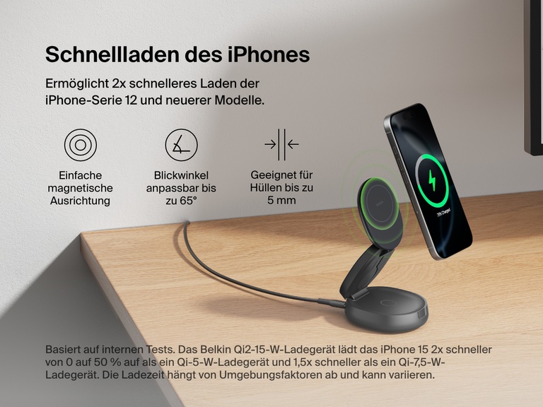 Belkin BoostCharge kompakte, magnetische 3-in-1-Ladestation wird gezeigt, die ein iPhone mit magnetischer Platzierung lädt und es wird ihr um 65° anpassbarer Winkel, die Hüllen-Kompatibilität bis zu 5 mm und das Qi2-Schnellladen verdeutlicht.