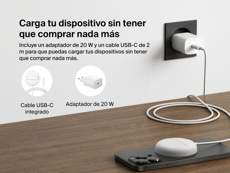 Se muestra una base magnética de carga inalámbrica con Qi2 de 15 W BoostCharge Pro de Belkin de color blanco sobre un escritorio, resaltando el adaptador de corriente de 20 W incluido y el cable USB-C de 2 m integrado que hacen de este producto una solución de carga completa.