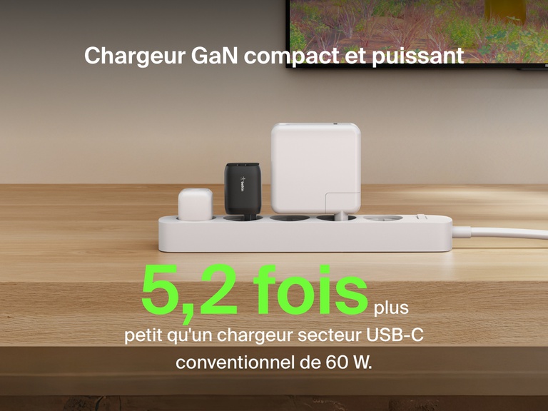 Image d'un chargeur secteur 2 ports USB-C Belkin Gaming (65 W) utilisant la technologie GaN pour une recharge puissante et compacte ; il est 5,2 fois plus petit qu'un chargeur secteur USB-C de 60 W standard.