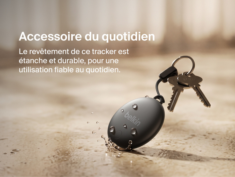 Image du tracker Belkin&nbsp;SureFind&nbsp;Spot accroch&eacute; par son anneau en m&eacute;tal, illustrant son c&ocirc;t&eacute; durable et fiable pour une g&eacute;olocalisation quotidienne.