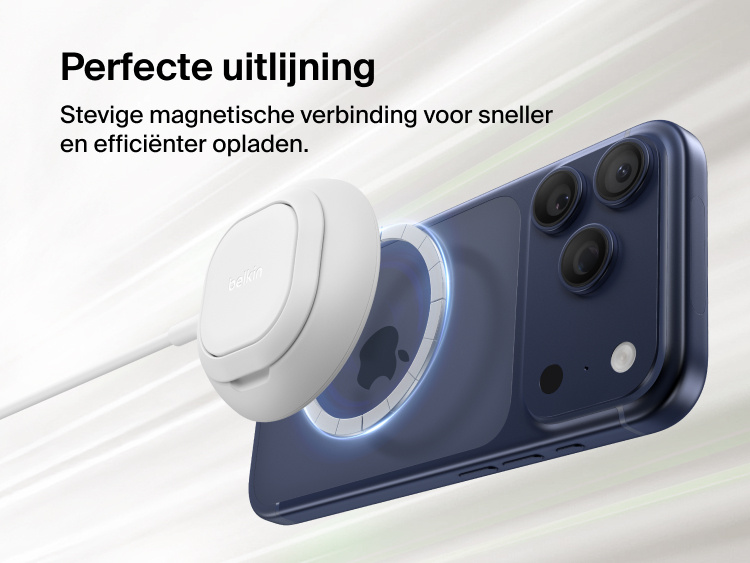 Afbeelding van een Belkin UltraCharge magnetische lader met Qi2 25W, die stevig op de achterkant van een smartphone vastzit voor perfect uitgelijnd en effici&euml;nt magnetisch draadloos opladen.