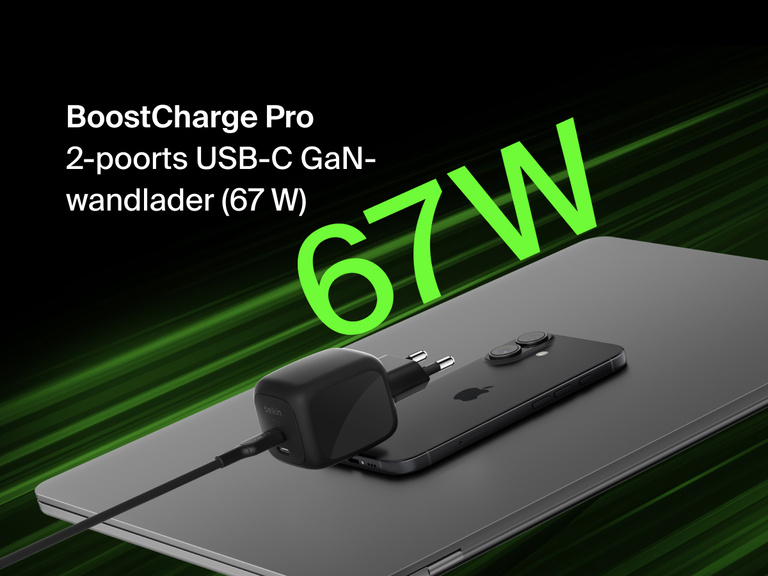 Afbeelding van een BoostCharge Pro 2-poorts USB-C GaN-wandlader van 67 W die een apparaat oplaadt, waarmee zijn laadsnelheid en -efficiëntie worden geïllustreerd.