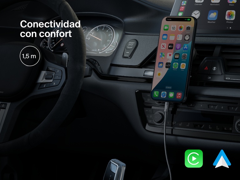 Imagen en la que aparece el cable USB-C a USB-C de 60 W Belkin BoostCharge siendo utilizando en el interior de un coche. Se subraya su longitud de 1,5 metros que permite una carga sencilla en el vehículo y su conectividad con Apple CarPlay y Android Auto.