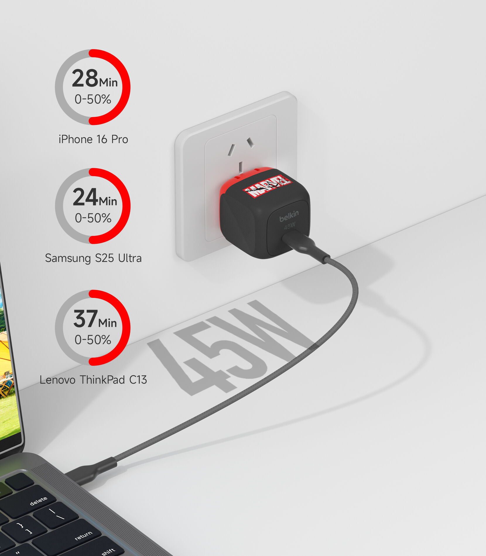 Belkin BoostCharge Cubic Charger 45Wを壁の黒色のコンセントに差し込み、USB-Cから白色のUSB-Cケーブルを使って木製の机の上のノートパソコンを充電しています。 Belkin BoostCharge Cubic Charger 45Wを壁の黒色のコンセントに差し込み、USB-Cから白色のUSB-Cケーブルを使って木製の机の上のノートパソコンを充電しています。